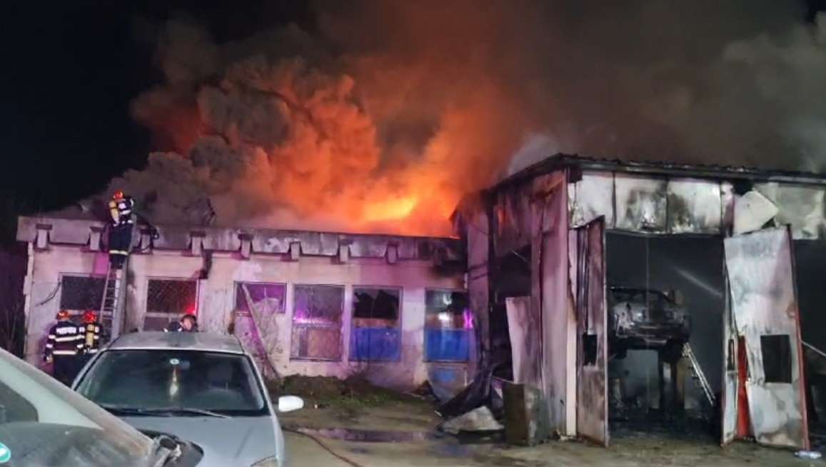 Un service auto din Craiova a luat foc. Nu sunt persoane rănite. A fost emis un mesaj Ro-Alert