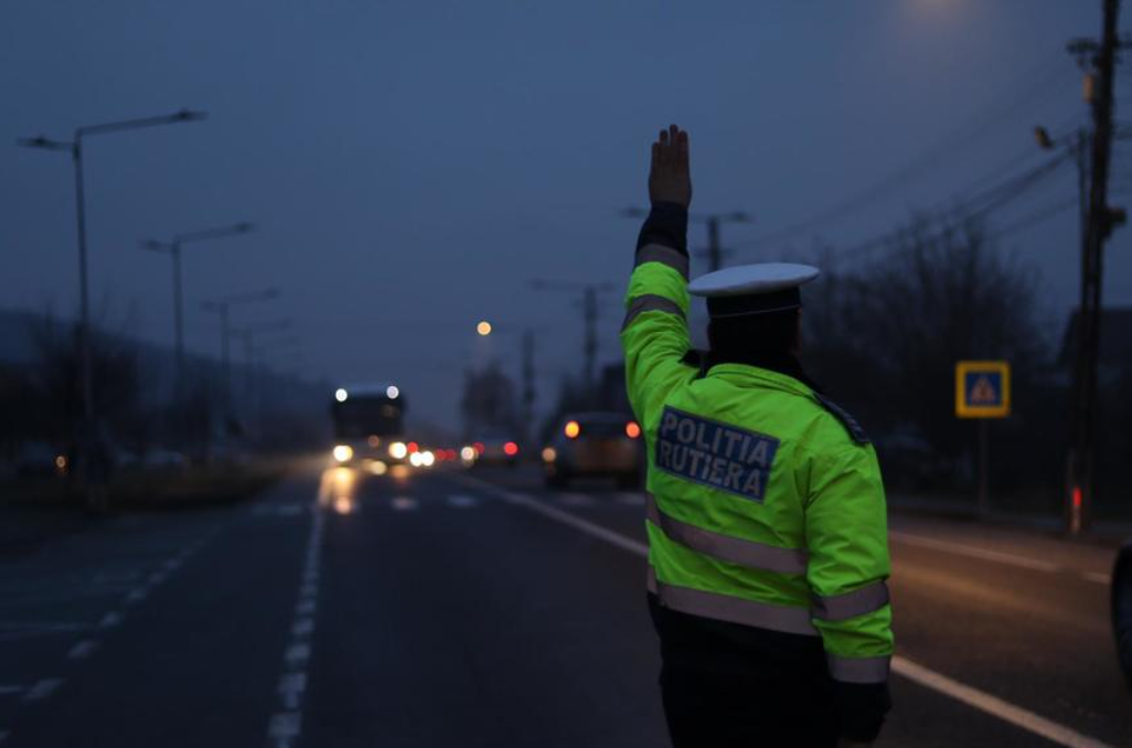 Restricții de trafic pe DN7 în Argeș și Vâlcea. Un camion a rămas blocat în Cotmeana, iar un accident rutier a avut loc în Câineni