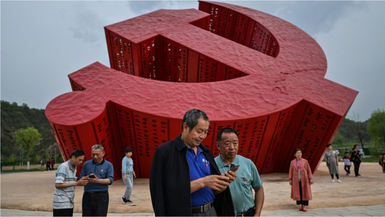 oameni vizitează un monument comunist în China