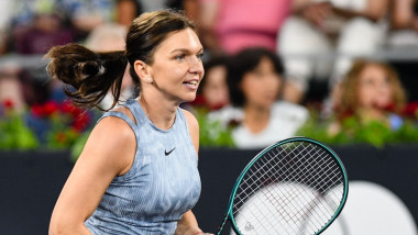 simona halep pe terenul de tenis