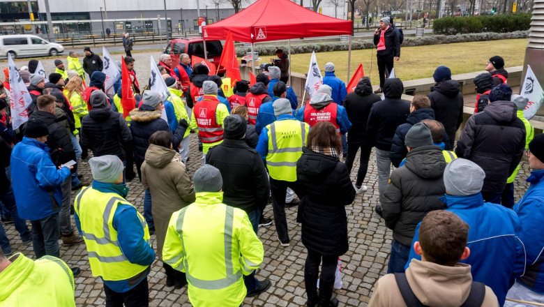 Protestele vin în contextul negocierilor tensionate care au debutat în septembrie, privind reducerile salariale şi posibilele închideri de uzine.