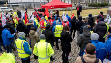 Protestele vin în contextul negocierilor tensionate care au debutat în septembrie, privind reducerile salariale şi posibilele închideri de uzine.