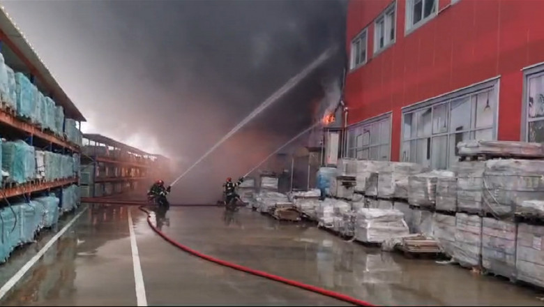 Incendiu la o fabrică de materiale de construcții din Craiova