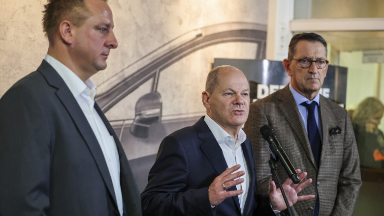 olaf scholz vorbeste la o fabrica auto