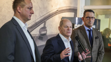 olaf scholz vorbeste la o fabrica auto