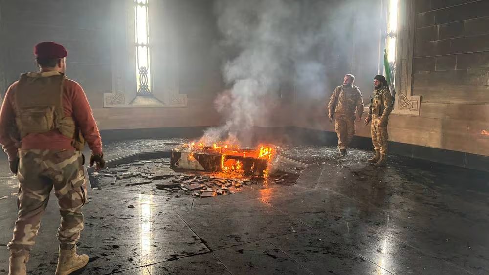 Mormântul fostului președinte sirian Hafez al-Assad, tatăl lui Bashar, a fost incendiat de rebeli. Momentul a fost filmat