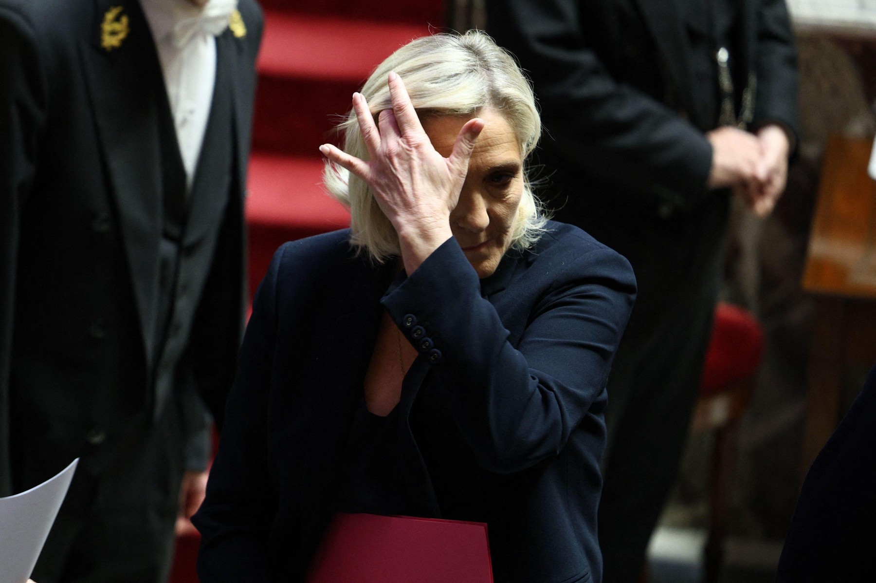 Criza politică din Franța. Marine Le Pen are de ales: femeie de stat sau sabotor?