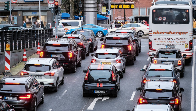 Düsseldorf 23.11.2024 Stau Autostau Verkehrsstau Innenstadt City Verkehr Umwelthilfe Bussgeld Tempobegrenzung Geschwindi