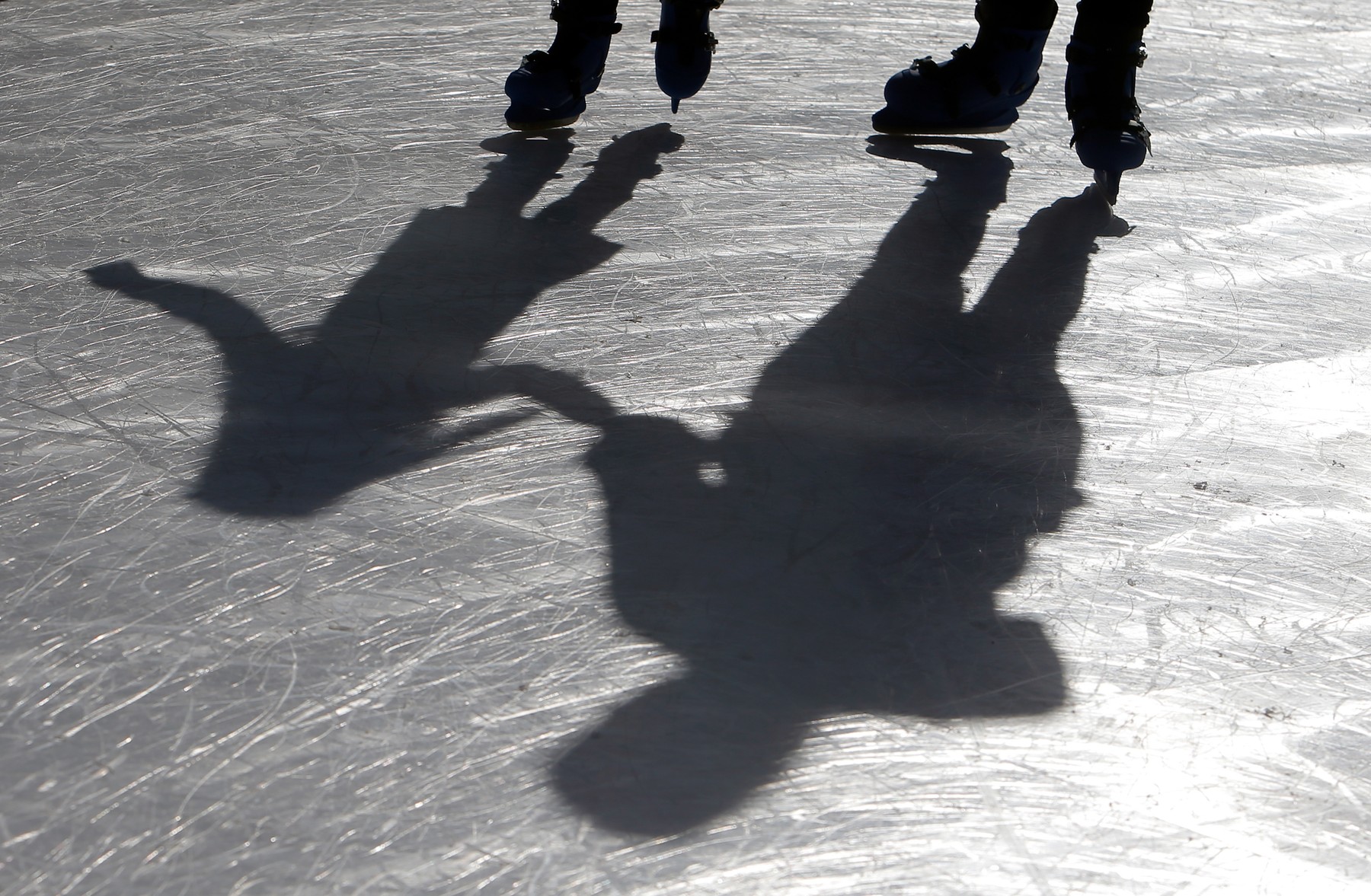 O fetiță de 9 ani s-a curentat la un patinoar din Ploiești. Reacția Poliției