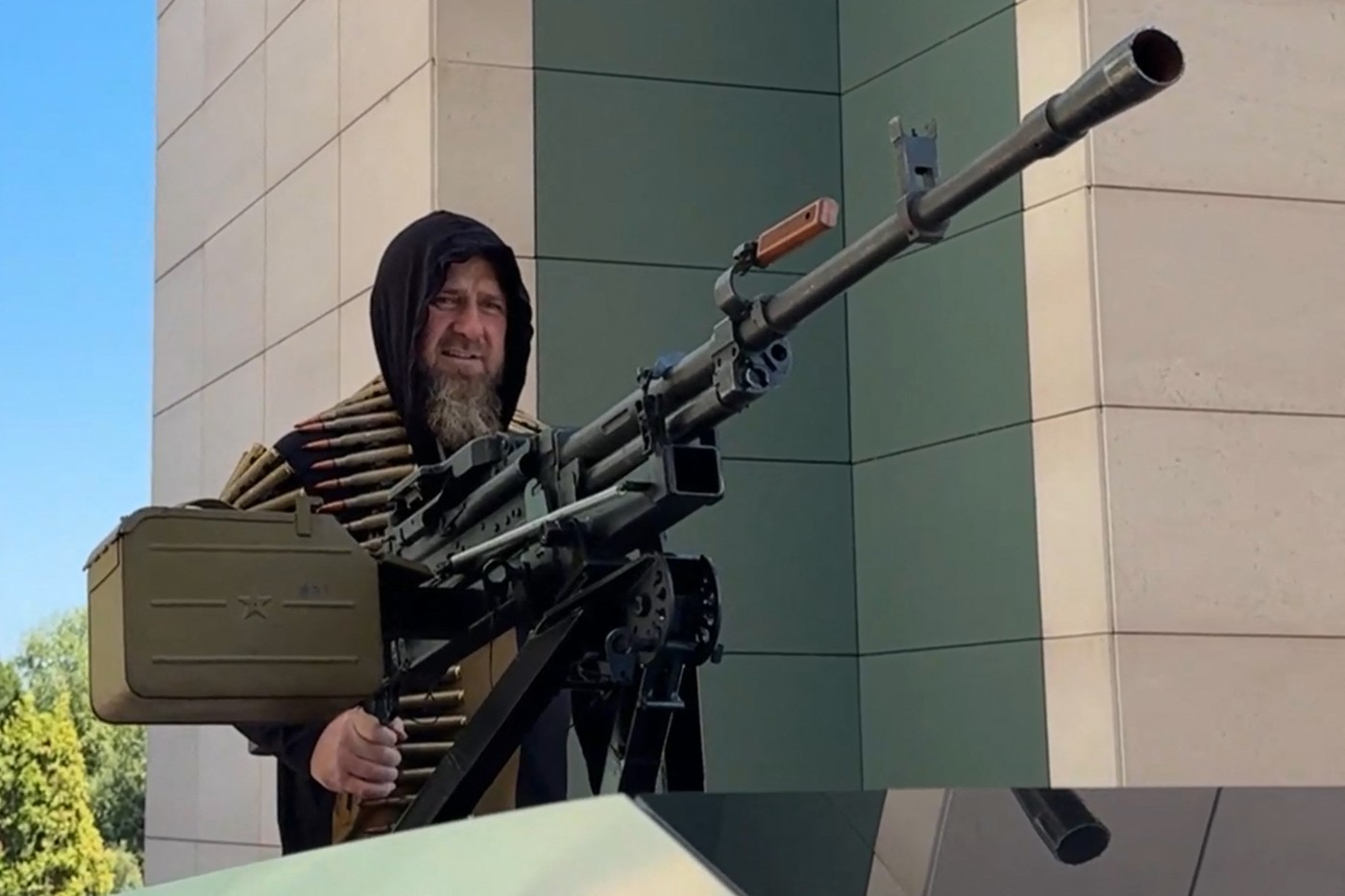 Kadîrov promite telefoane iPhone 17 celor care vor manipula votul astfel încât Groznîi să apară pe bancnota de 500 de ruble