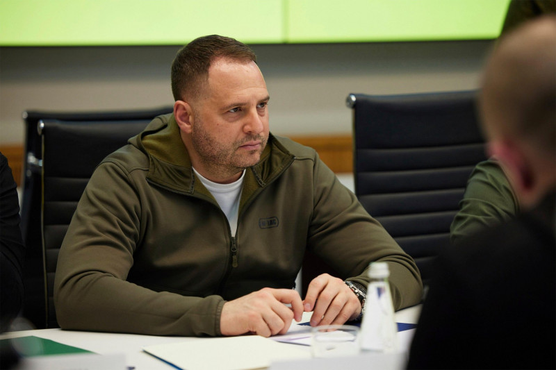 Kyiv, Ukraine. 24th Apr, 2022. Head of the Office of the President of Ukraine Andriy Yermak, center, during a face-to-face meeting with U.S. Secretary of Defense Lloyd Austin, and U.S. Secretary of State Tony Blinken, April 24, 2022 in Kyiv, Ukraine. Aust