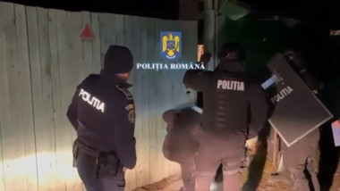 polițiști mascați