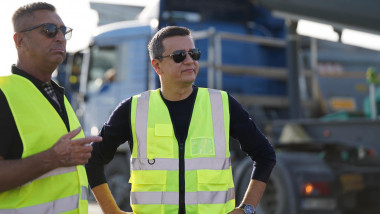 sorin grindeanu cu ocehalri de soare si veste reglectorizanta pe santier