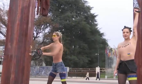 Protest topless la sediul ONU. Activiste înarmate cu o drujbă și pictate pe piept cu mesaje anti-Rusia au vandalizat un monument