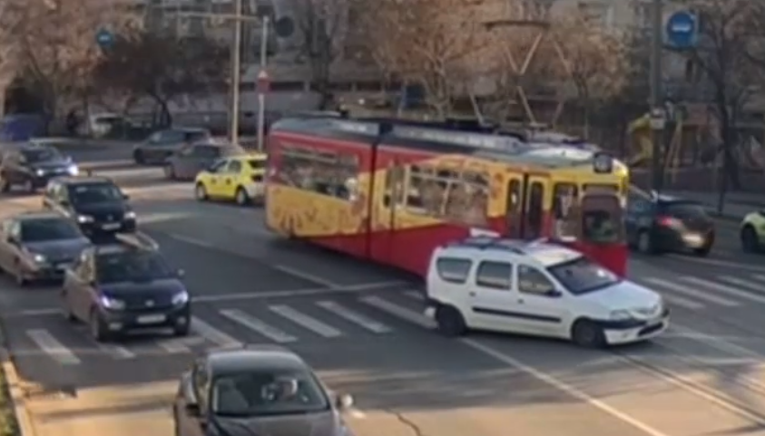 VIDEO Momentul în care un șofer din Iași virează la stânga și este lovit în plin de tramvai