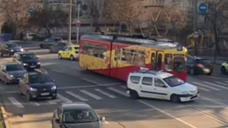 șofer din Iași virează la stânga și este lovit în plin de tramvai