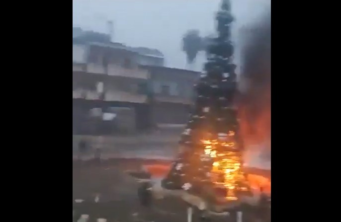 Proteste în Siria, după ce un brad de Crăciun a fost incendiat. „Cerem drepturile creştinilor”