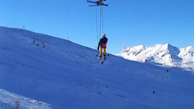 Operatiune de salvare a unor turisti blocati pe telescaunul din statiunea Superdévoluy Foto Profimedia