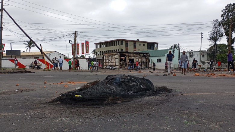 baricada incendiata la maputa in mozambic 24 decembrie profimedia-0949732901