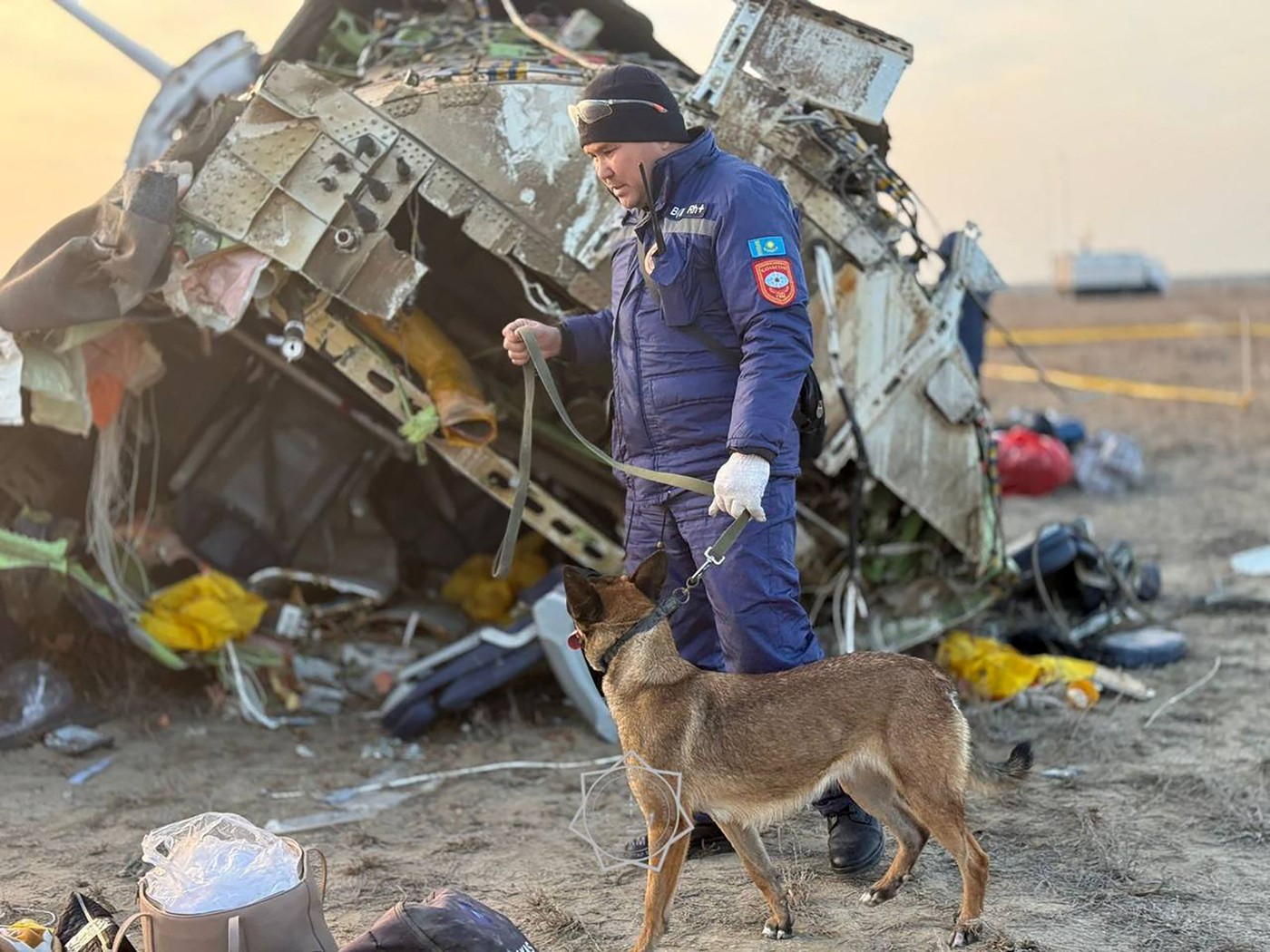 Rusia încearcă să minimalizeze speculaţiile că a fost implicată în prăbușirea avionului Azerbaijan Airlines în Kazahstan