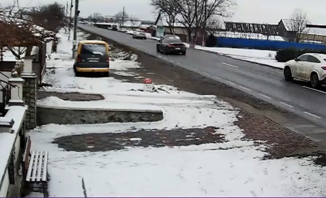 O familie întreagă a pierit pe „Drumul morții”, la Suceava: a intrat cu mașina într-o cisternă și a luat foc. Imaginile tragediei
