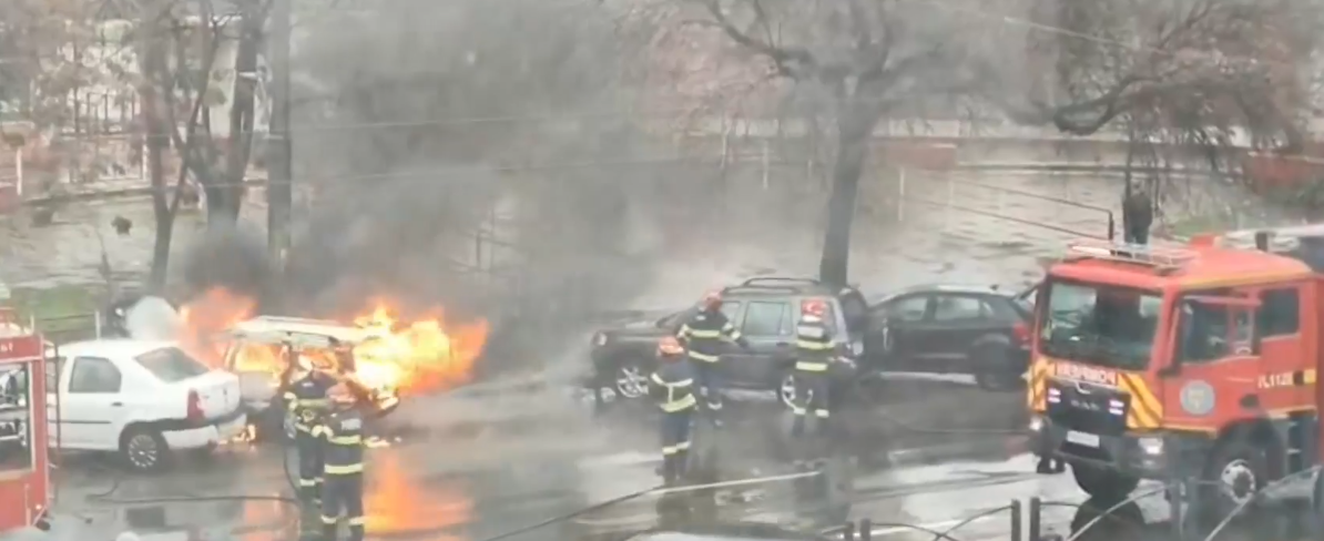 Mașină cuprinsă de flăcări pe un bulevard circulat din București. Incendiul a fost stins între timp