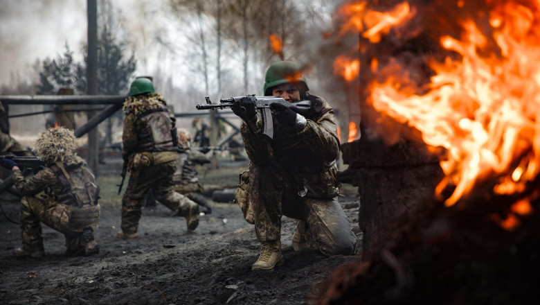 soldați ucraineni într-un exercițiu militar