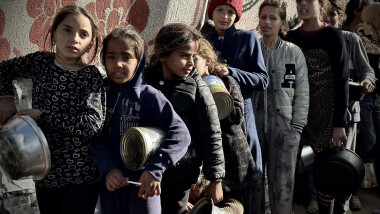 Food distribution to displaced Palestinians in Gaza