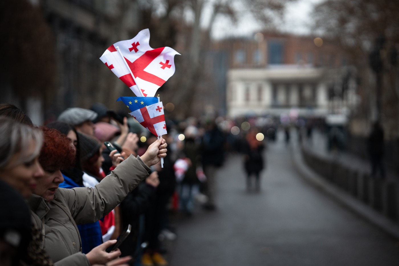Noi proteste proeuropene în Georgia. Mii de oameni au ieșit în stradă la Tbilisi, înainte de învestirea noului președinte contestat
