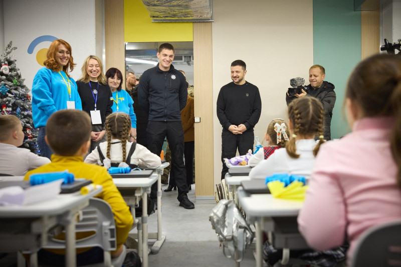 Le président ukrainien Volodymyr Zelenskyy a rejoint les premiers cours organisés dans une école souterraine à Zaporizhzhia