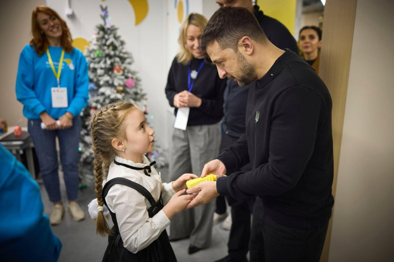 Zaporizhzhia, Ukraine. 12th Dec, 2024. Ukrainian President Volodymyr Zelenskyy, right, speaks with a young girl during a visit to the first school built underground, December 12, 2024 in Zaporizhzhia, Zaporizhzhia Oblast, Ukraine. The school, built to pro