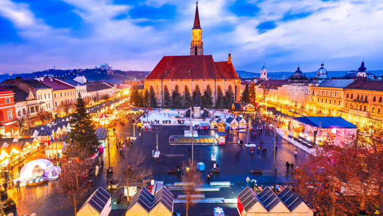 Cluj,Napoca,,Romania,-,Night,Scene,With,Christmas,Market,In