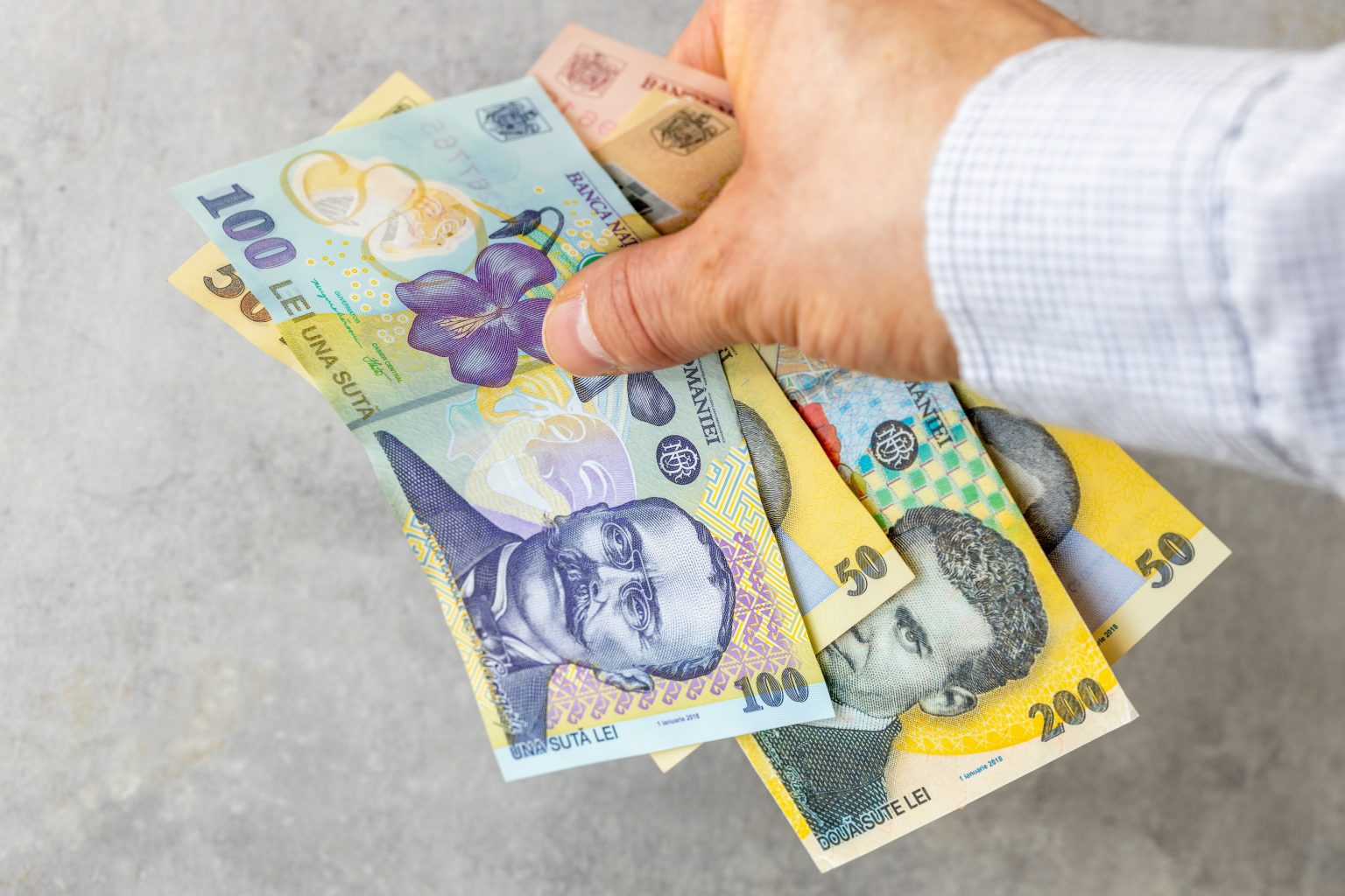 „OUG trenuleț”: Salariile bugetarilor vor fi îngheţate în 2025, nu se vor face angajări şi nu se vor majora alocaţiile pentru copii