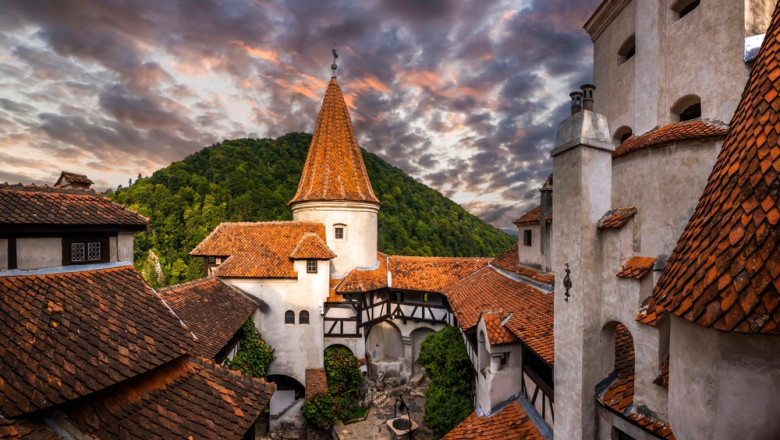 Bran,Castle,At,Sunset.,The,Famous,Dracula's,Castle,In,Transylvania,