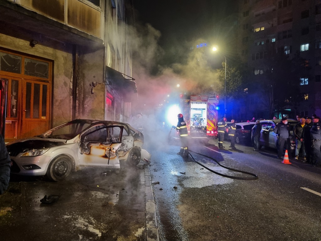 Explozie, urmată de incendiu violent: un autoturism a ars complet în Cluj, proprietarul suferind arsuri. Totul a pornit de la o ceartă