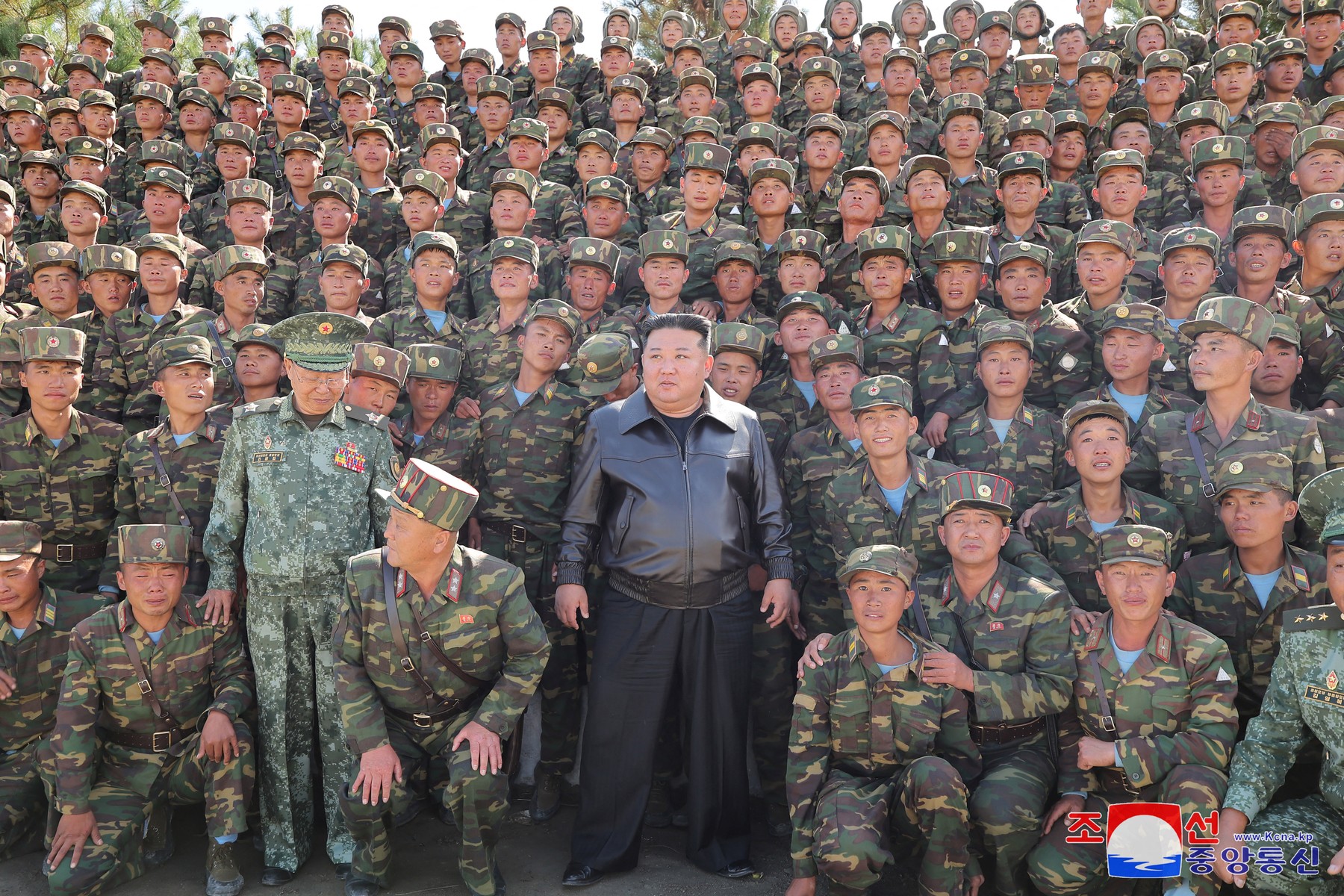 „Păstrează două gloanţe: unul pentru inamic şi unul pentru a te împuşca”. Cum sunt spălați pe creier militarii nord-coreeni din Kursk
