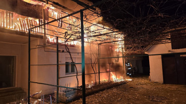 casa in flacari noaptea, incendiu