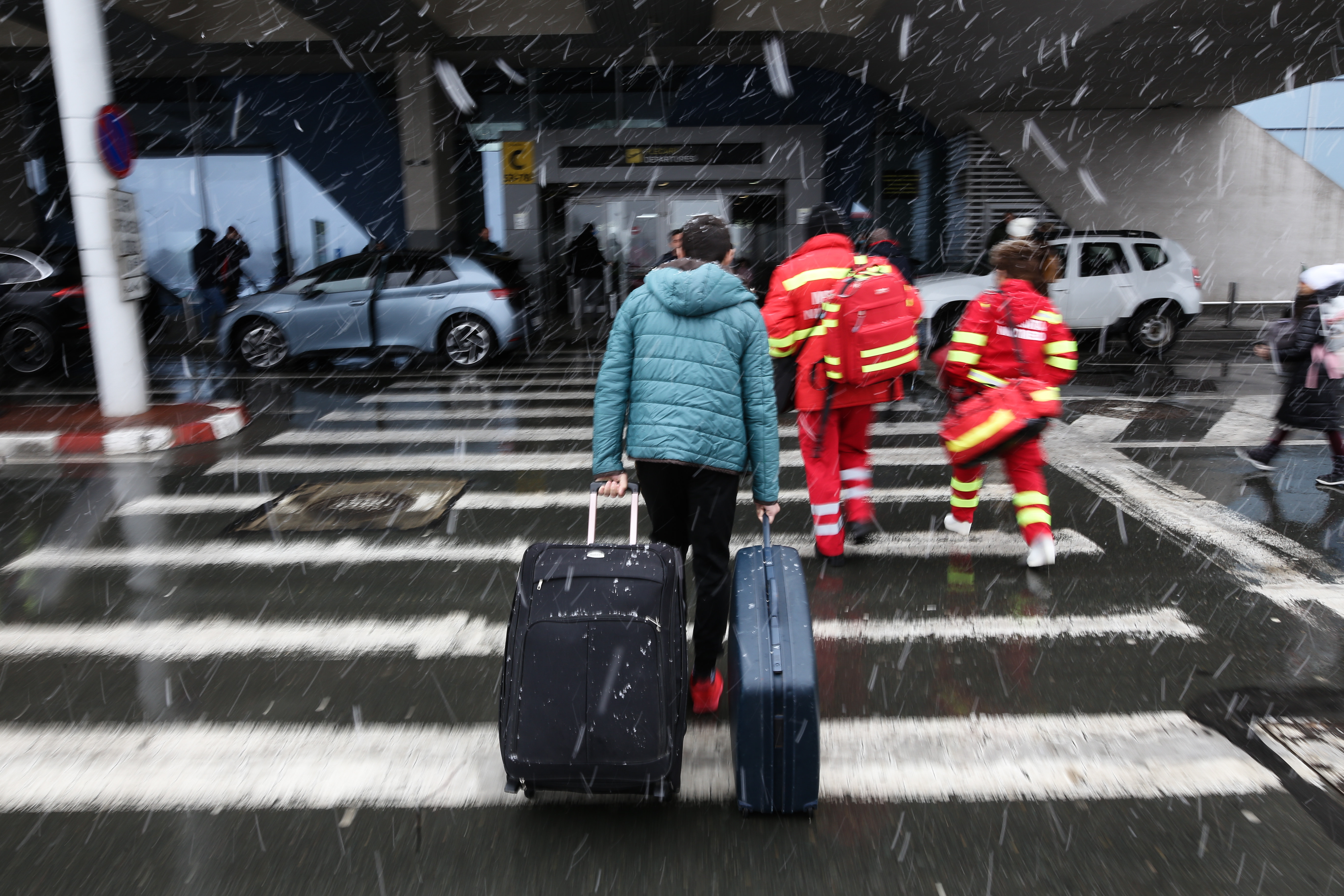 TAROM își modifică temporar politica de bagaje. Ce echipamente sportive pot fi transportate gratuit în sezonul de iarnă