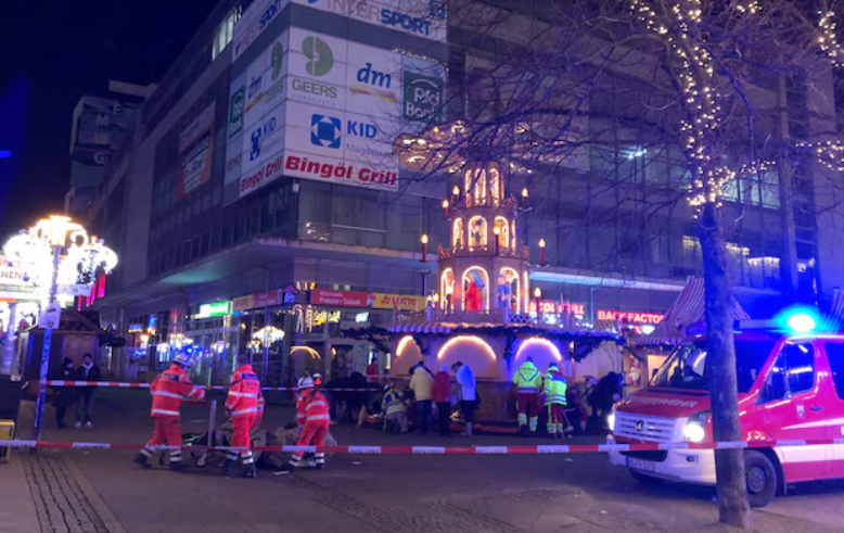 Alertă de securitate în Germania: O mașină a intrat în mulțime, la Piața de Crăciun din Magdeburg