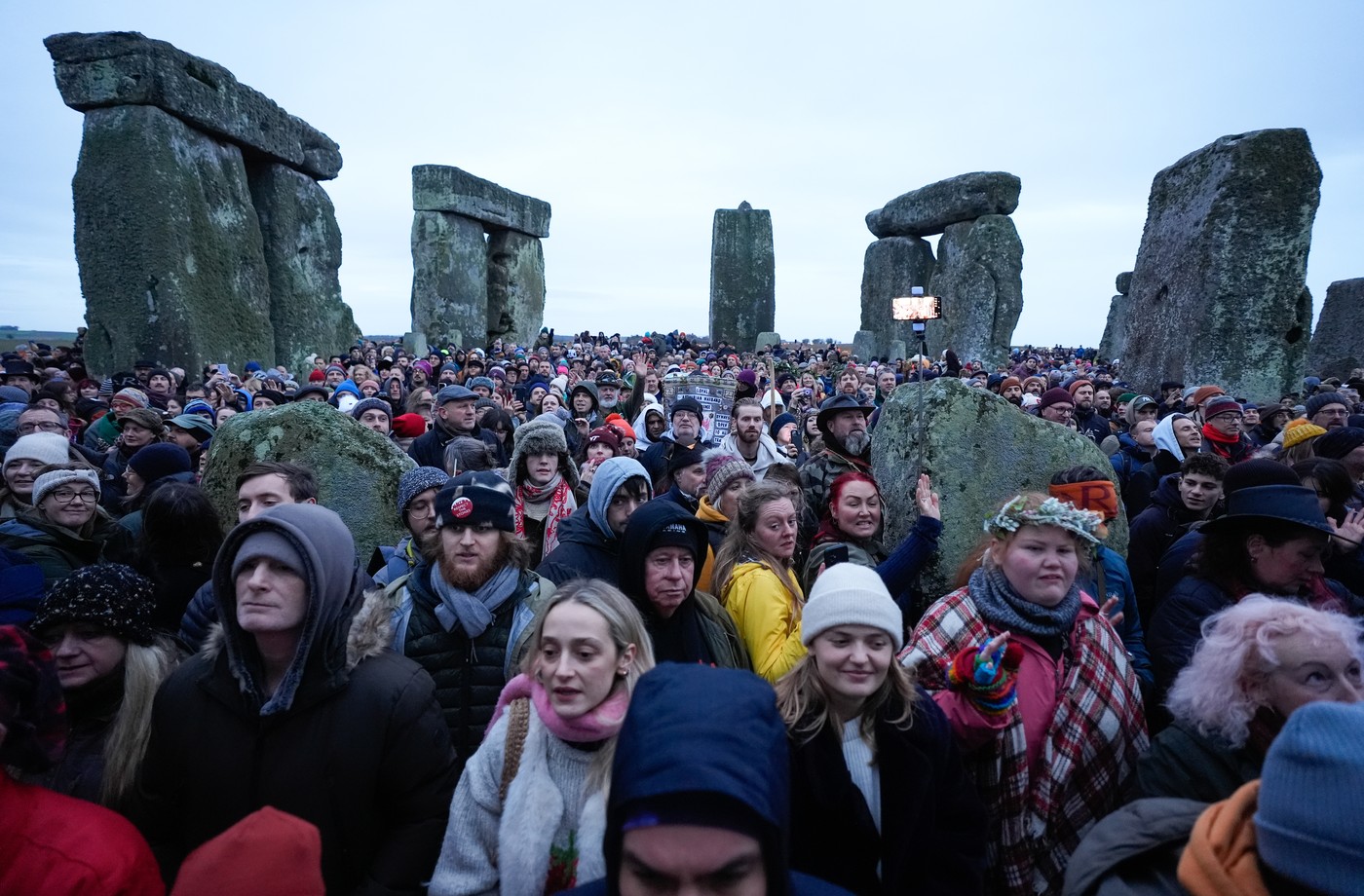 Mii de oameni au aplaudat răsăritul soarelui la Stonehenge pentru a marca solstițiul de iarnă, cea mai scurtă zi din an