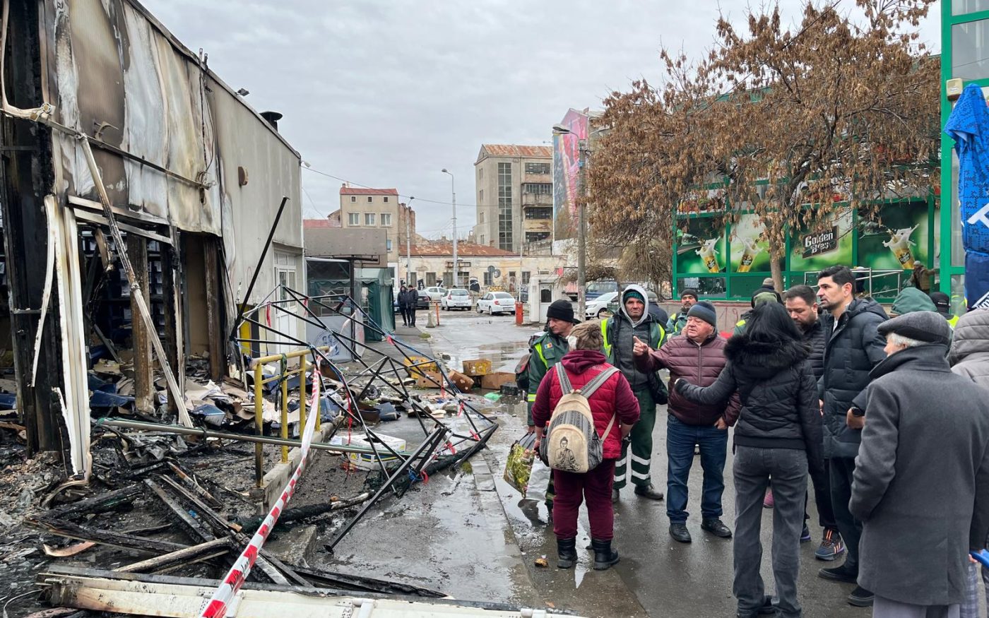 Piaţa Matache rămâne deschisă iar hala de legume şi fructe este intactă. Comercianții afectați de incendiu au fost mutați