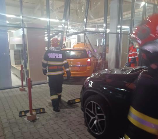 Un șofer a intrat cu mașina în vitrina unui magazin din Suceava