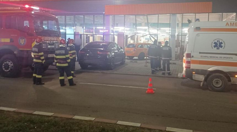 accident-autoturism-vitrina-sv
