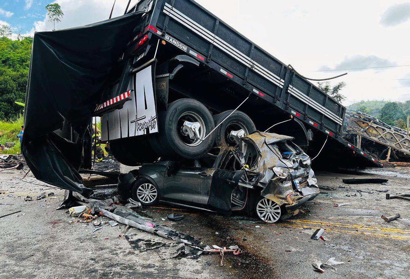 Cel mai grav accident din Brazilia din ultimii 17 ani: zeci de oameni au murit, după ce un autocar a fost lovit de un camion