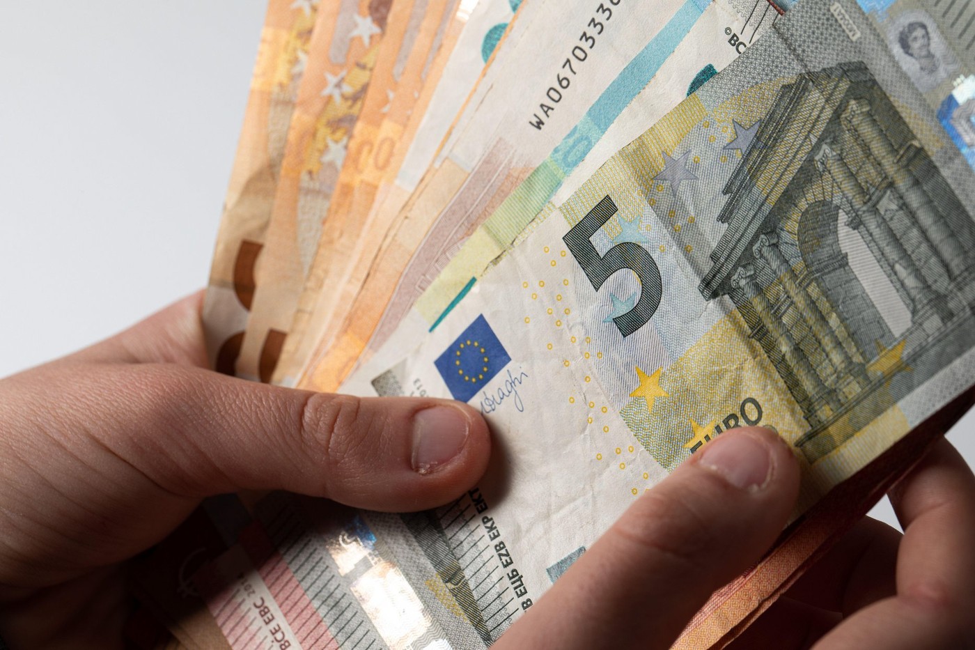 Fericit după ce a moștenit o sumă mare de bani, un om fără adăpost din Germania s-a îmbătat și a pierdut „averea”. Cum a recuperat-o
