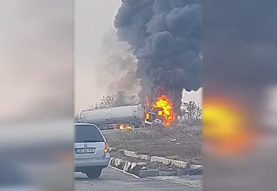 Accident grav în Dâmbovița: o cisternă cu GPL a luat foc, după un impact violent. Pompierii intervin cu o autospecială cu roboți