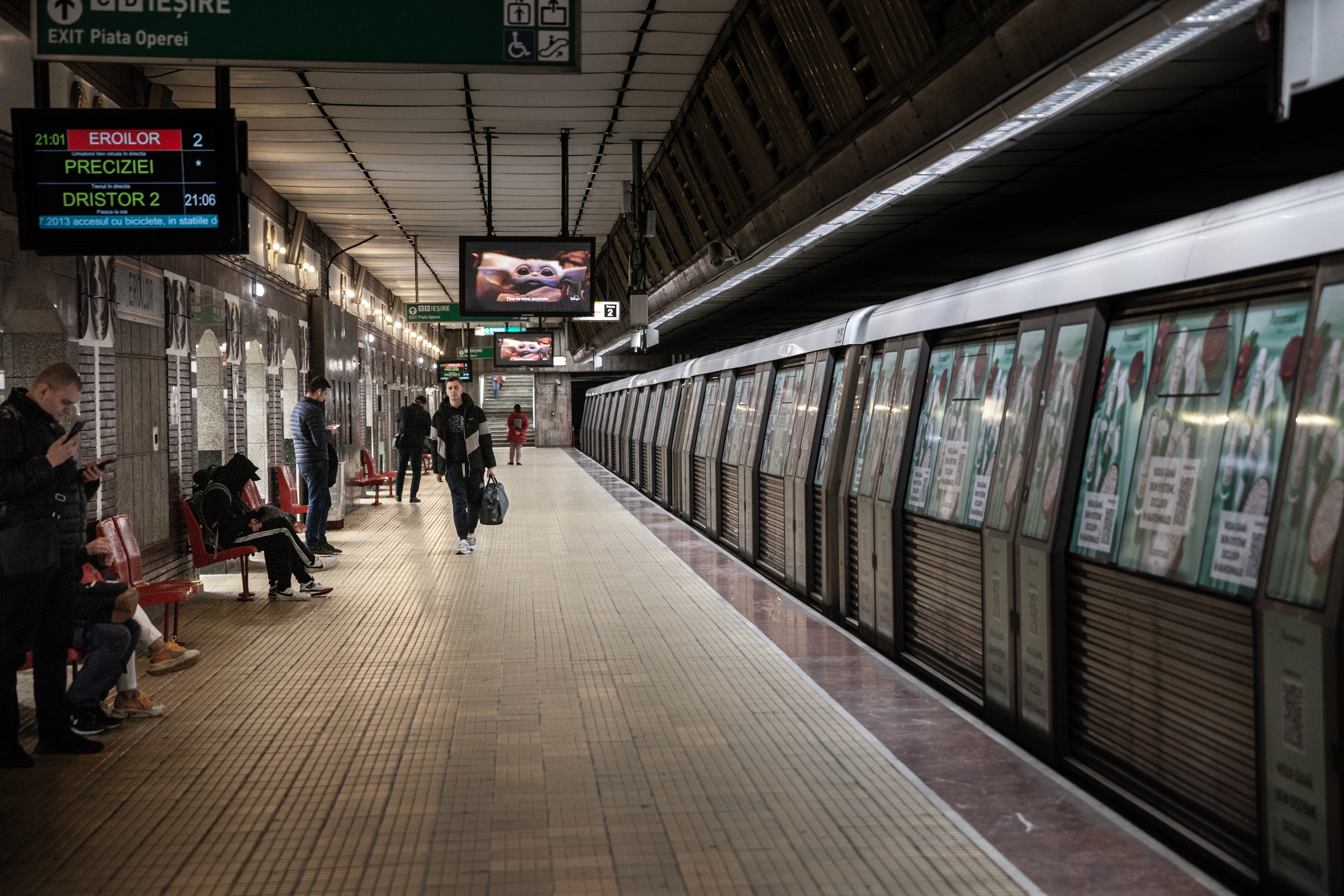 Metroul din București circulă toată noaptea de Revelion pentru sărbătorile de iarnă | sursa foto: Digi24