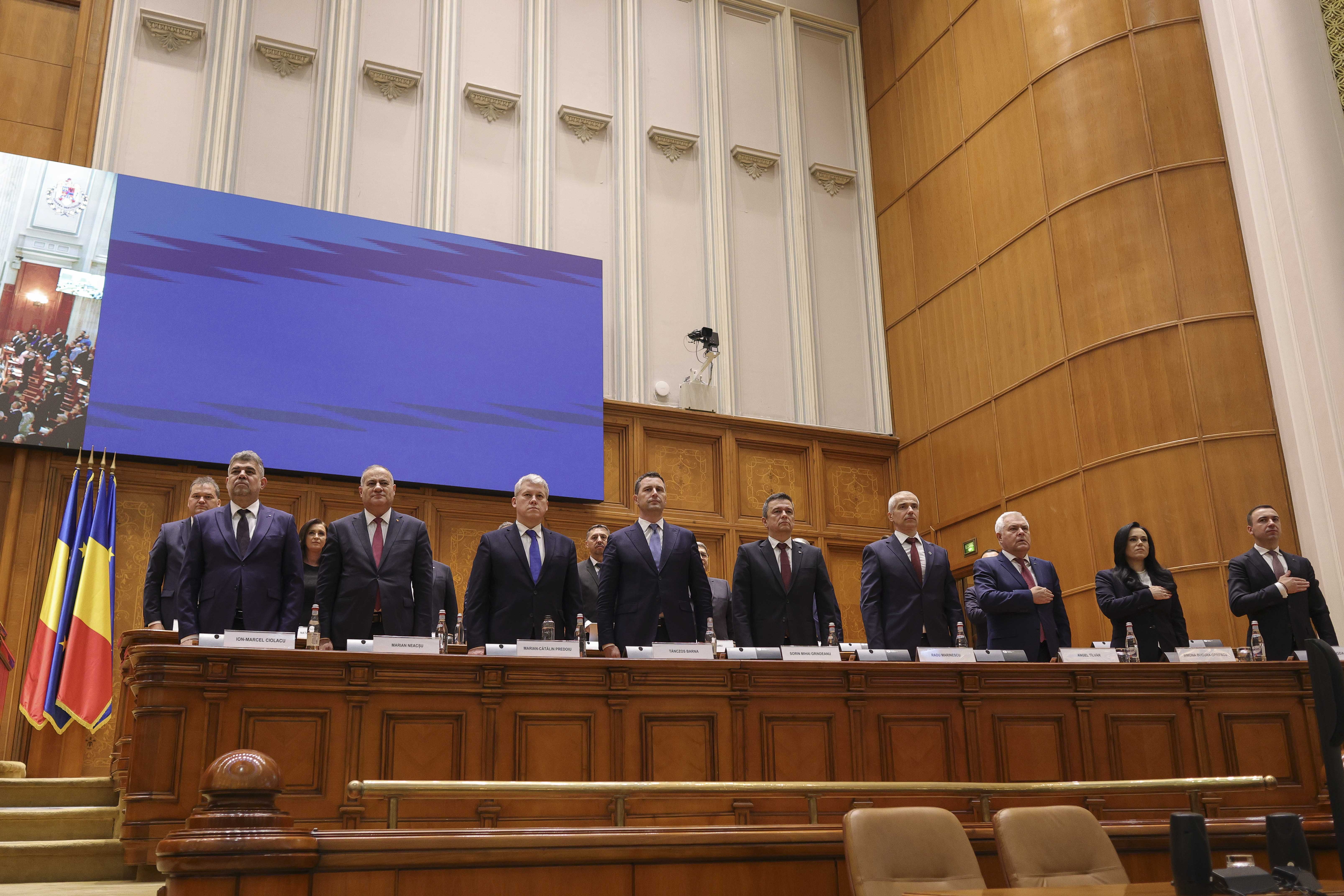 Guvernul Ciolacu 2 a fost votat la limită de Parlament. Miniștrii depun acum jurământul în fața președintelui Iohannis