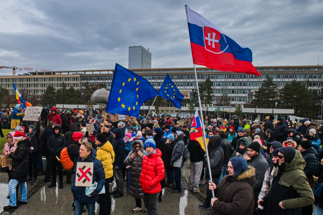 protest Dost bylo Ruska!, demonstrace proti premiérovi Robertu Ficovi, demonstranti, protestující, slovenská vlajka, vlajka Evropské unie (EU)