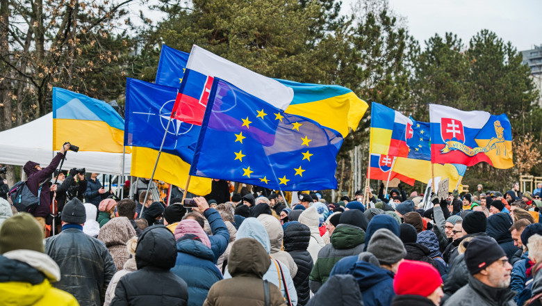 protest Dost bylo Ruska!, demonstrace proti premiérovi Robertu Ficovi, demonstranti, protestující, slovenská vlajka, ukrajinská, vlajka Evropské unie (EU)